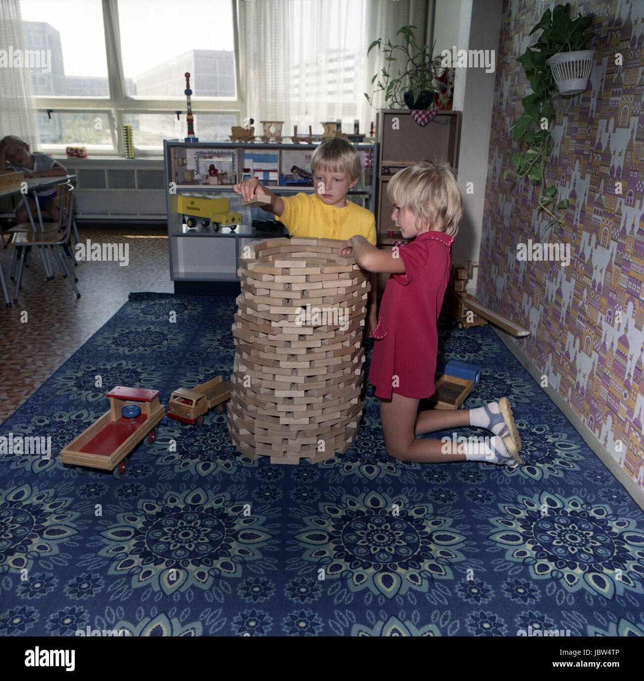 Eisenach, GDR, kindergarten children play with building blocks Stock Photo