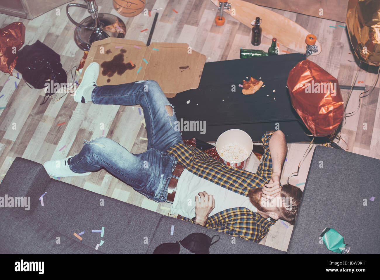 нашел на полу пьяную. пьяная женщина на столе. пьяная девушка в платье. нашел на полу пьяную. нашел на полу пьяную.