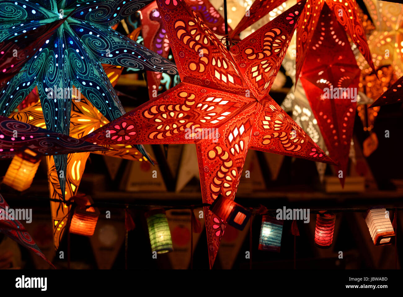 Weihnachtssterne, Weihnachtsstern, stern, sterne, beleuchtung,  weihnachtsbeleuchtung, lampe, licht, lichter, bunt, advent Stock Photo -  Alamy