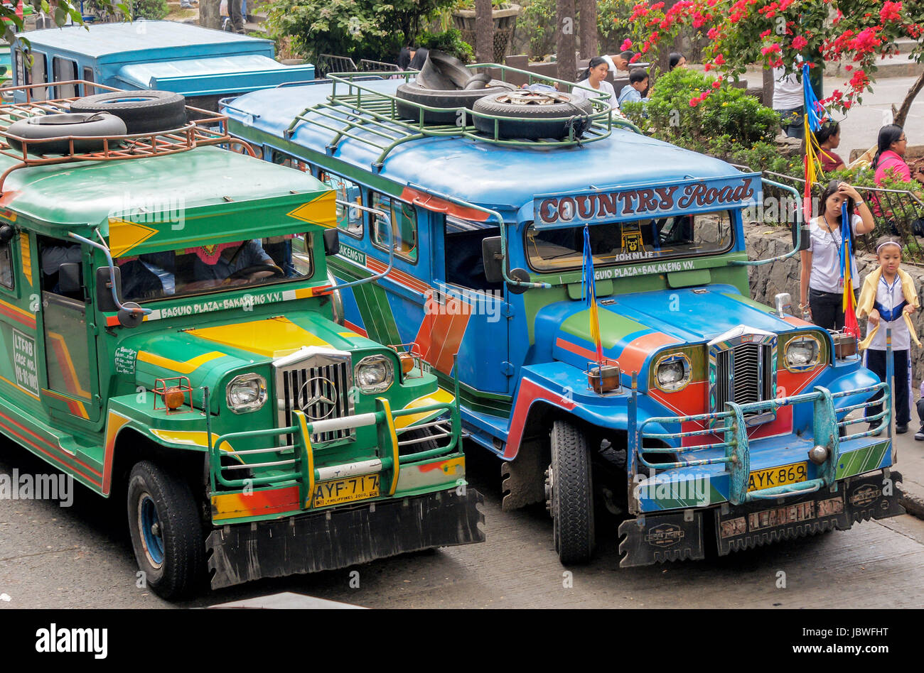 Das typischste Fortbewegungsmittel der Philippinen: Jeepneys an einer Haltestelle Stock Photo