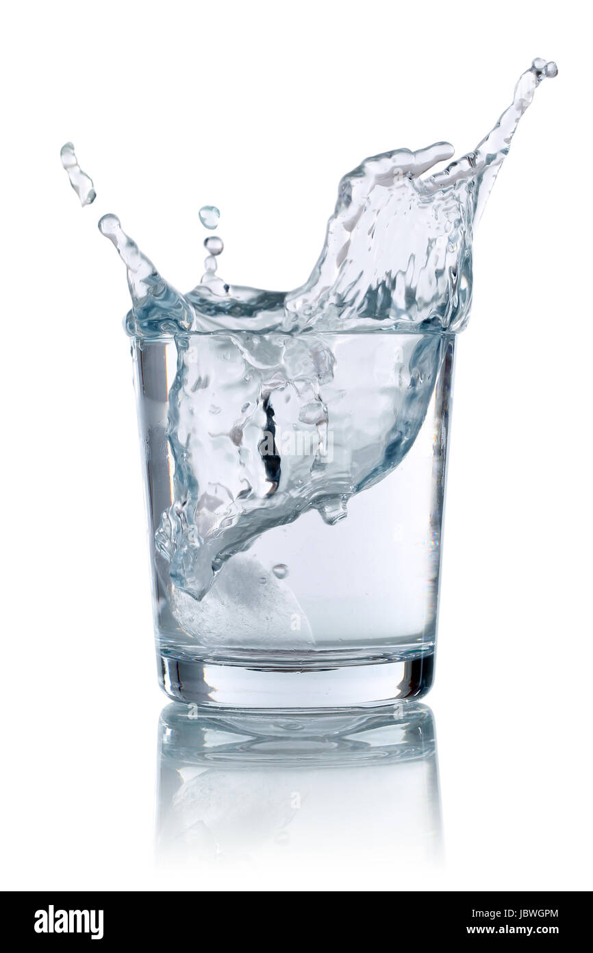 Ein Eiswürfel fällt in ein Glas mit Wasser und spritzt Stock Photo