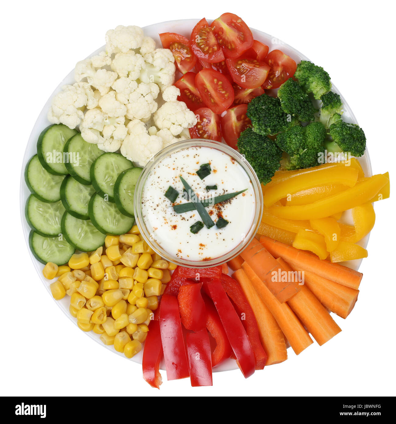 Vegetarischer Gemüse Rohkost Teller mit Paprika, Karotten und Brokkoli zum Essen mit Dip Stock Photo