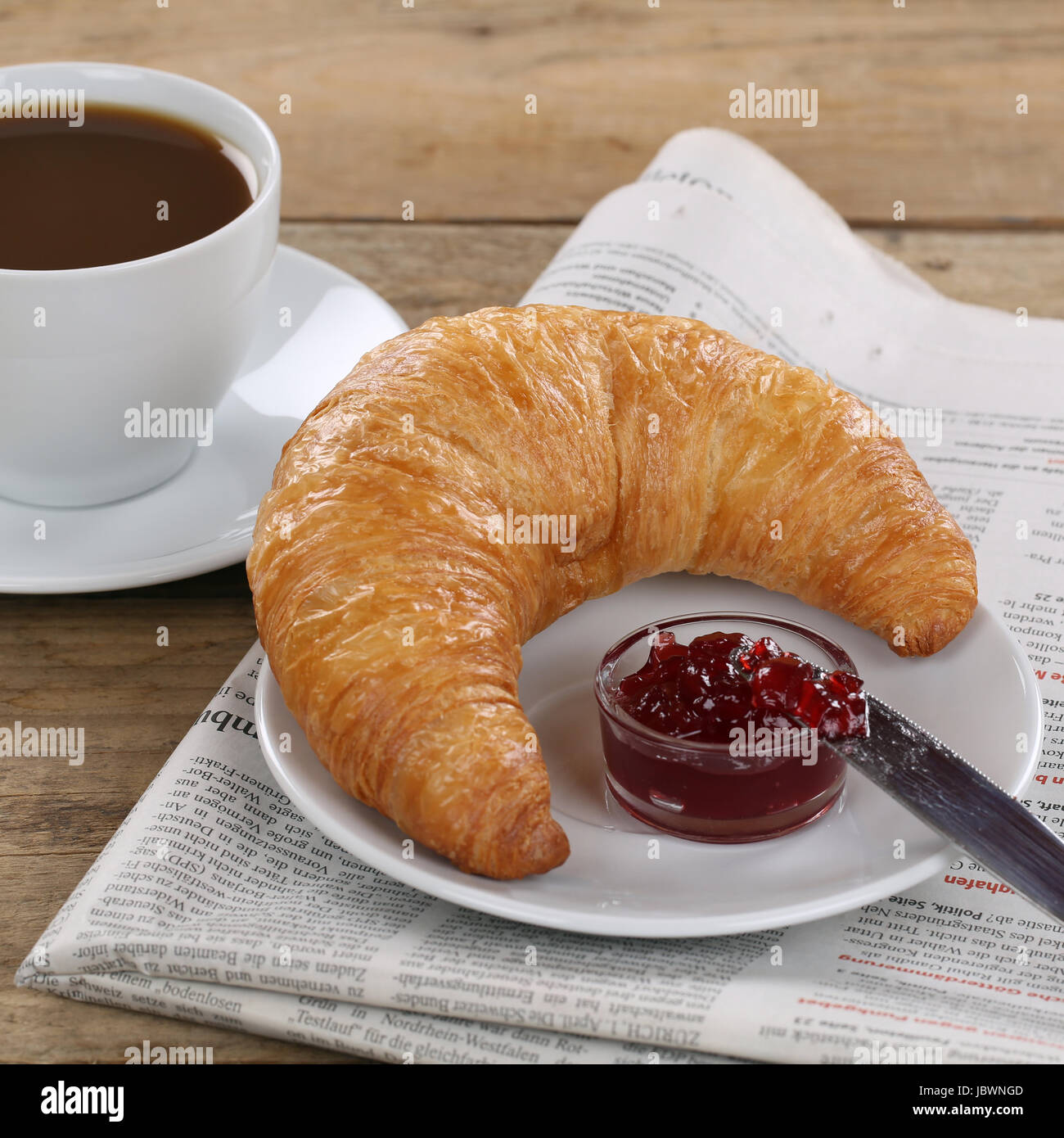 Business Frühstück mit Croissant, Marmelade, Kaffee und einer Tageszeitung Stock Photo