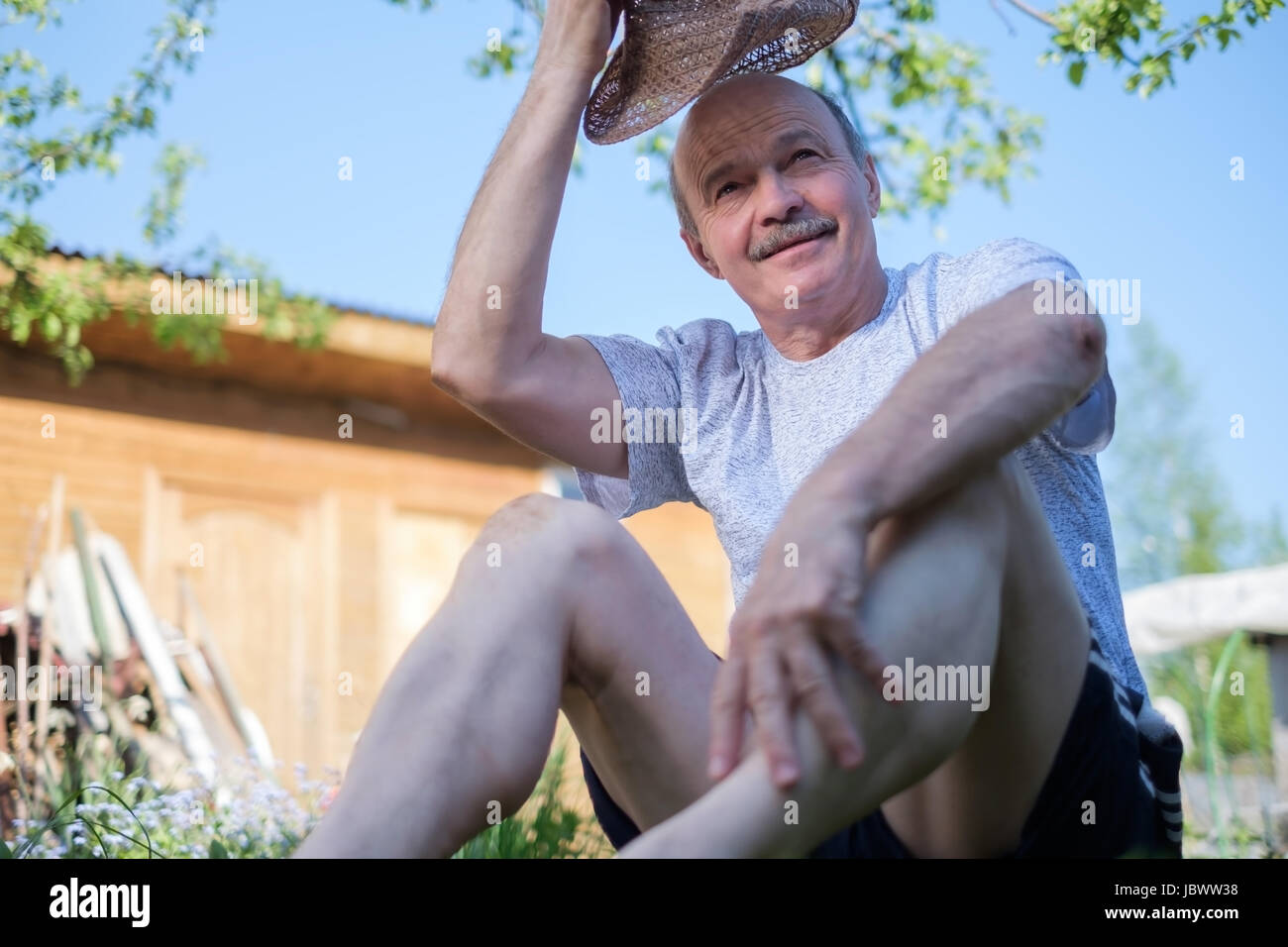 Elderly man garden sit hi-res stock photography and images - Alamy