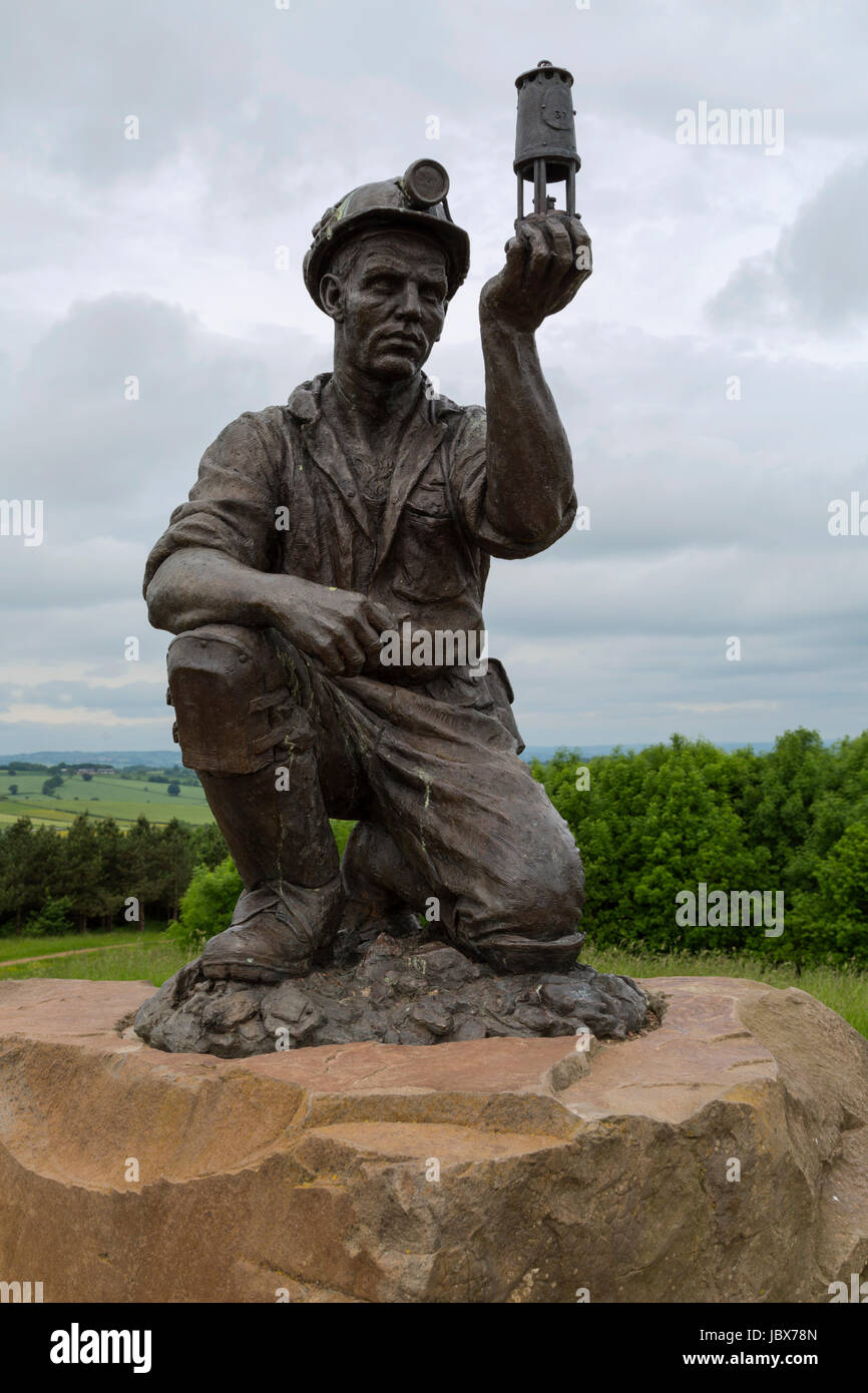 Statue of a coal miner on the site of the old Silver Hill colliery in Nottinghamshire Stock Photo