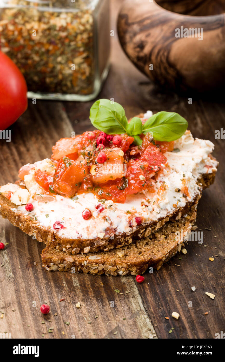 Ziegenkäse auf Brot mit Basilikum und Tomaten Stock Photo