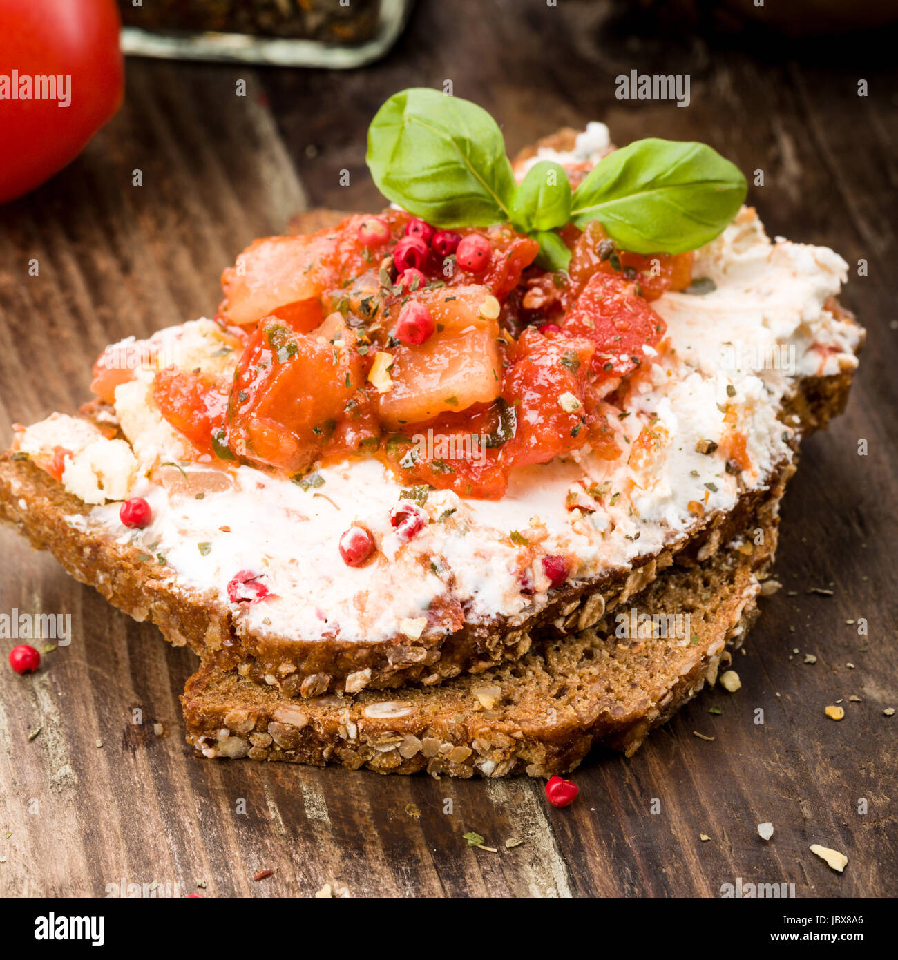 Ziegenkäse auf Brot mit Basilikum und Tomaten Stock Photo