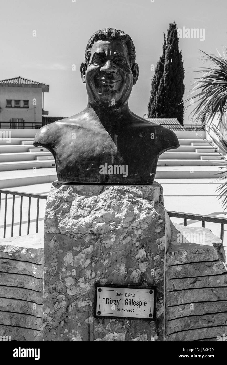 A bust of Dizzy Gillespie in Le Cannet, Cannes Stock Photo - Alamy