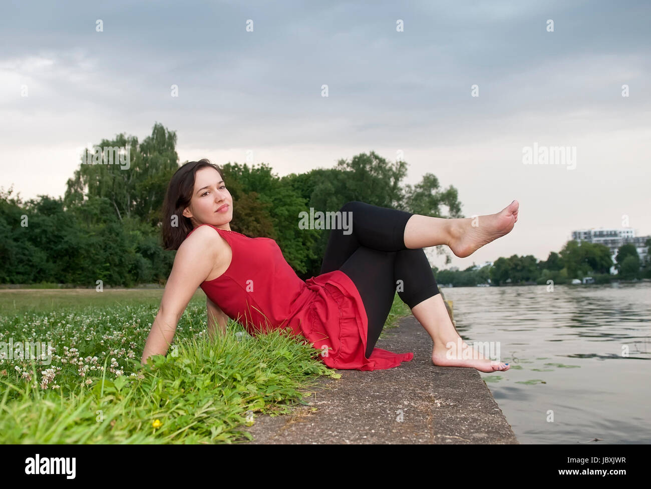 junge Frau am Fluss Stock Photo