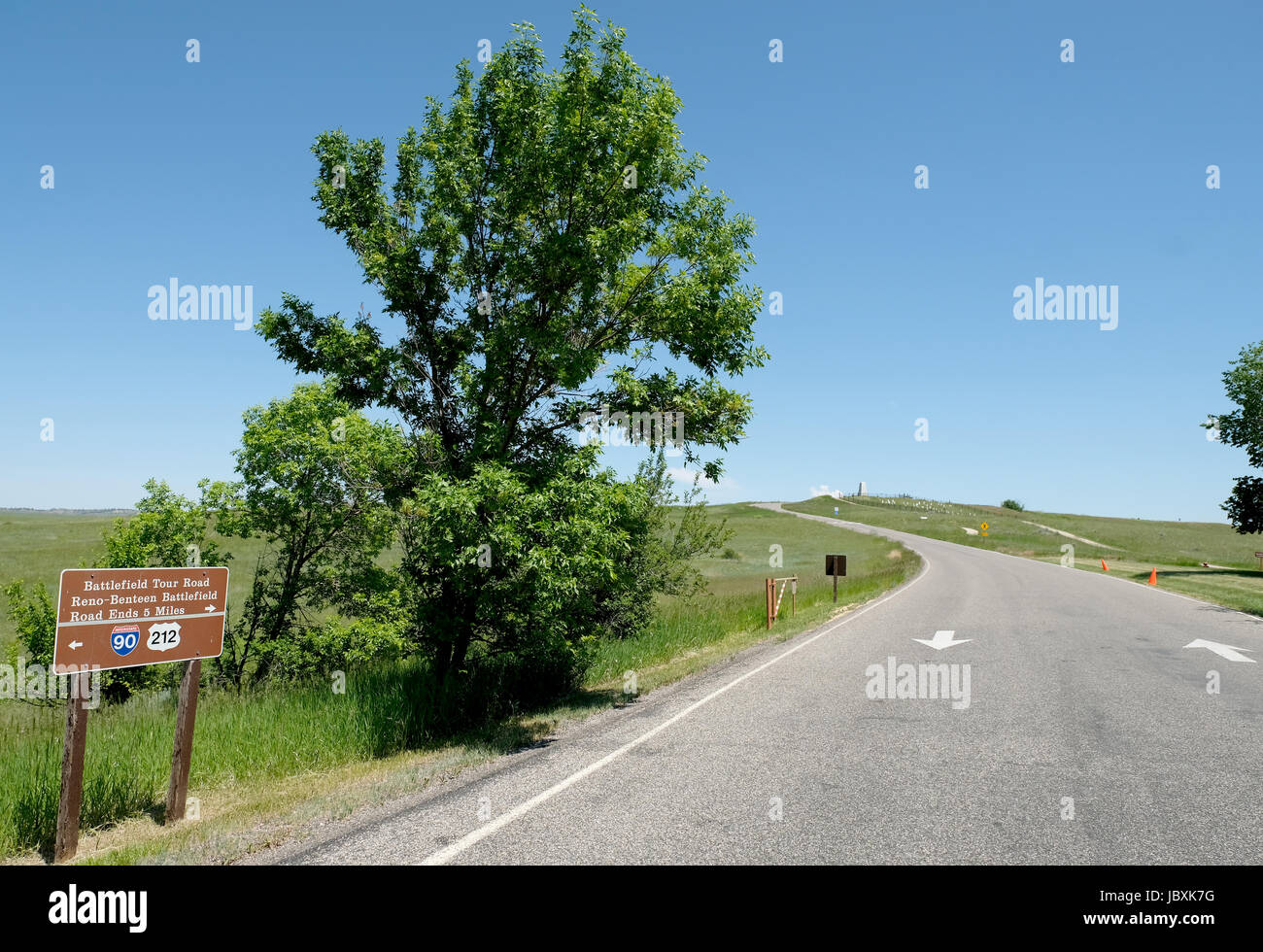 Access road to the Little Bighorn battlefield site and Last Stand Hill from the Little Bighorn visitor centre, Crow Agency, Montana,  USA Stock Photo