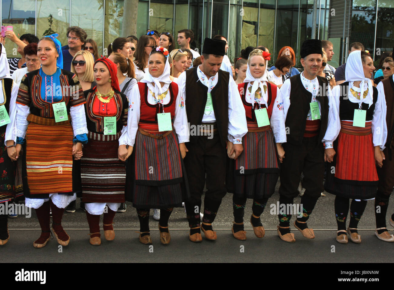 Serbian folk costume na dance Stock Photo - Alamy