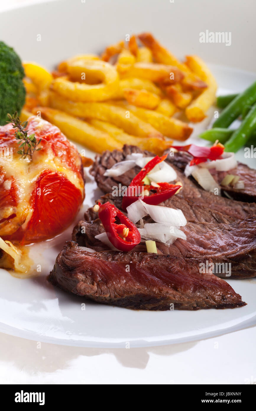 Steak vom Grill mit Pommes frites und Grilltomate Stock Photo - Alamy