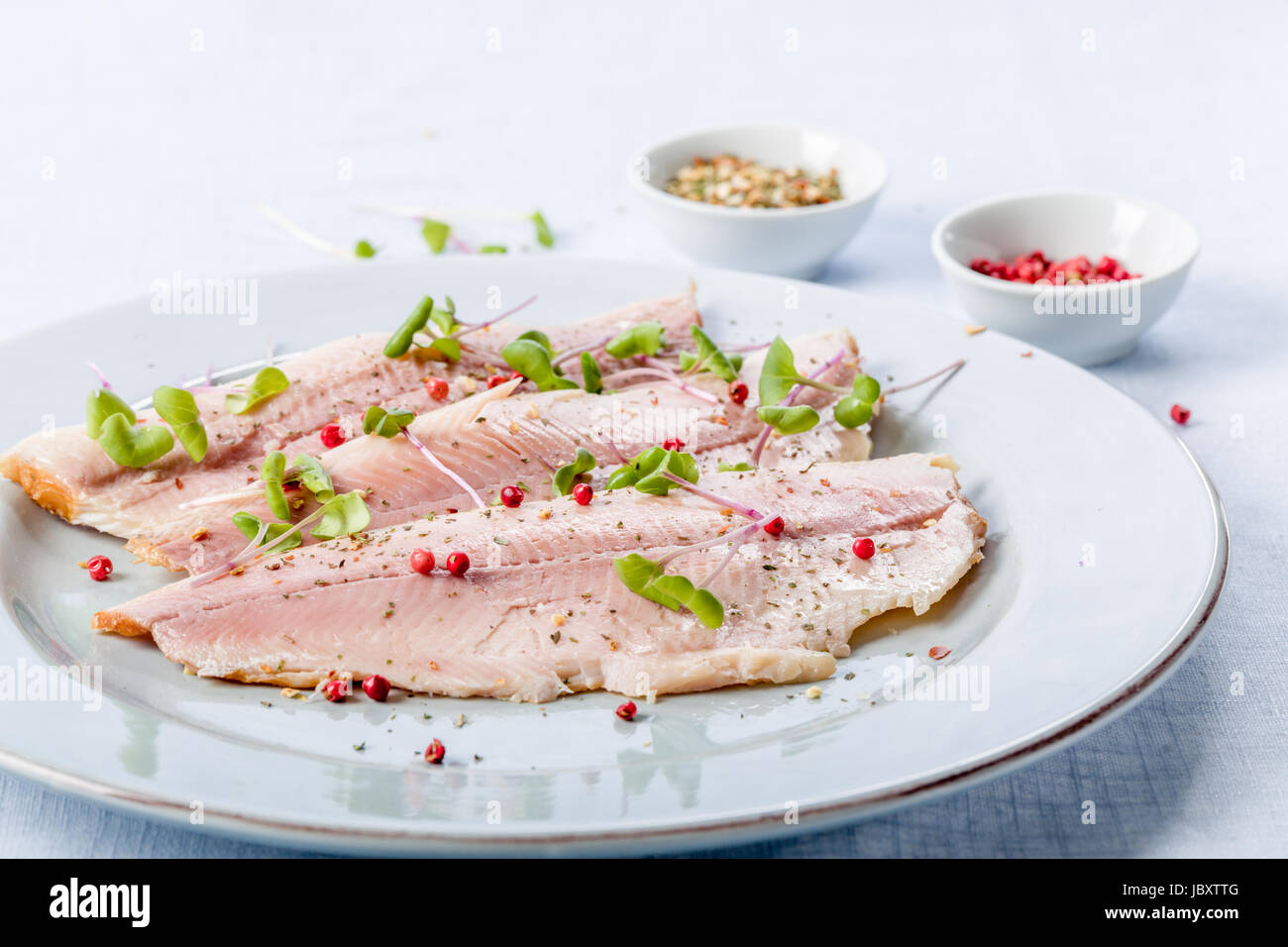 geräuchertes forellenfilet mit rosa pfeffer und frischer kresse Stock ...