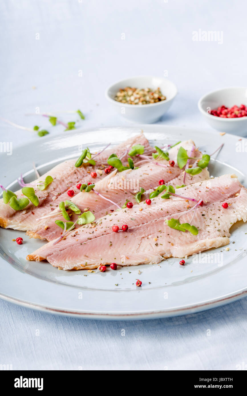 geräuchertes forellenfilet mit rosa pfeffer und frischer kresse Stock ...