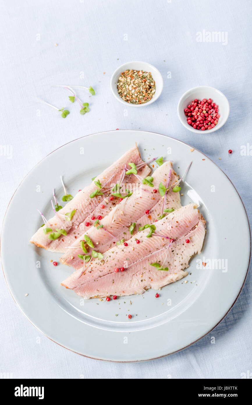geräuchertes forellenfilet mit rosa pfeffer und frischer kresse Stock ...