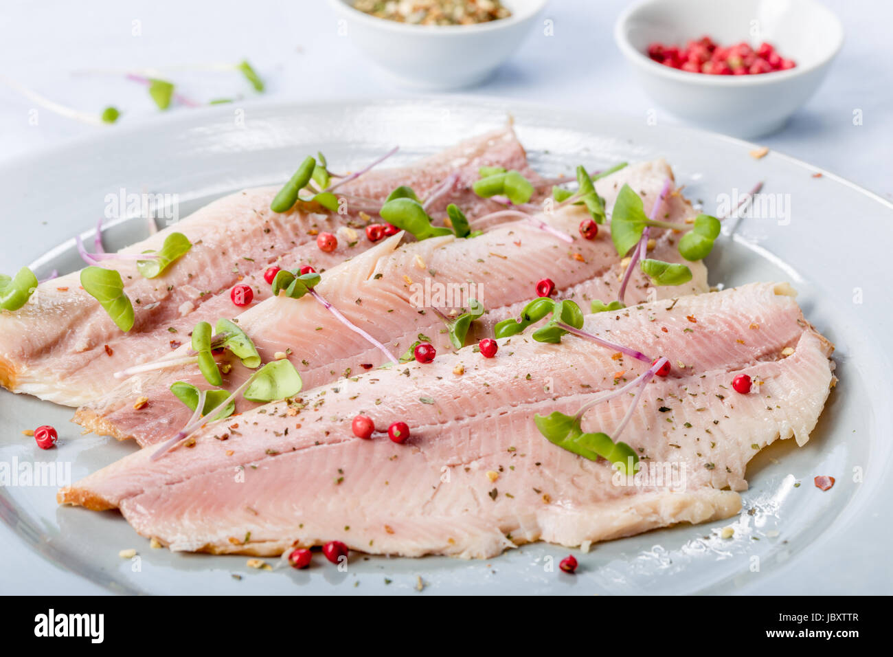 geräuchertes forellenfilet mit rosa pfeffer und frischer kresse Stock ...