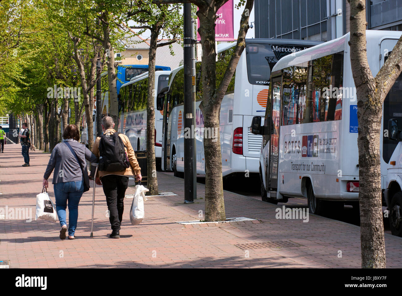 Shoppers with Coaches Salford Quays Stock Photo