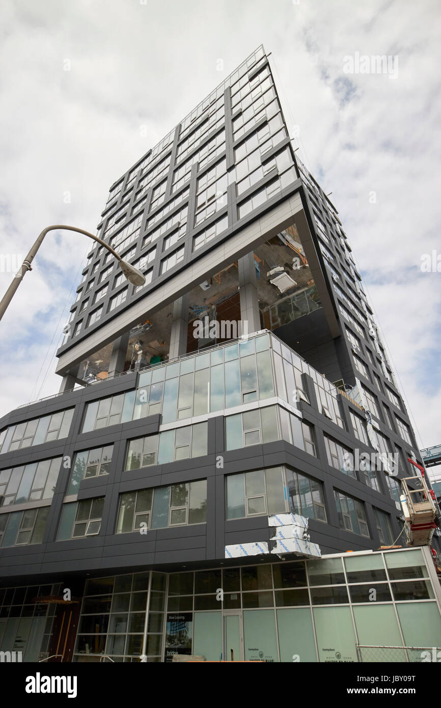 bridge on race new rental apartment building Philadelphia USA Stock