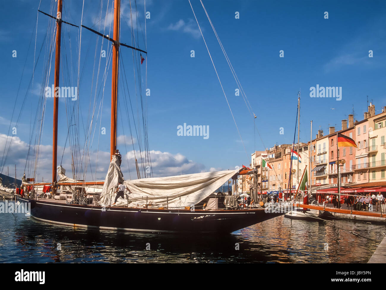 Segelyacht im Hafen von St. Tropez, Cote Azur, Frankreich Stock Photo ...
