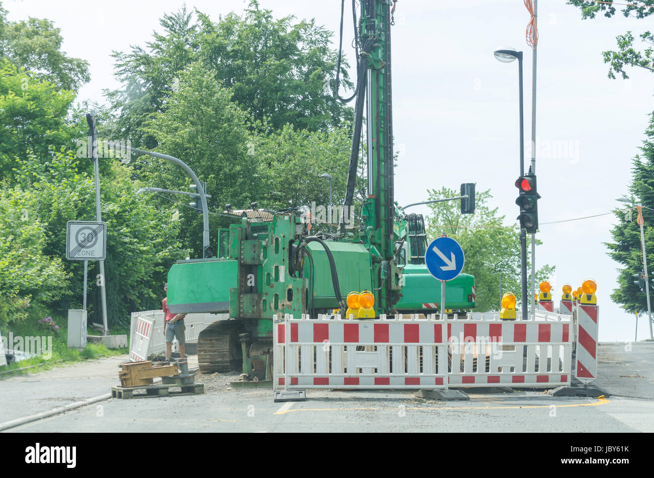 Sicherung einer Baustelle für Bohrarbeiten in der Stadt. Stock Photo