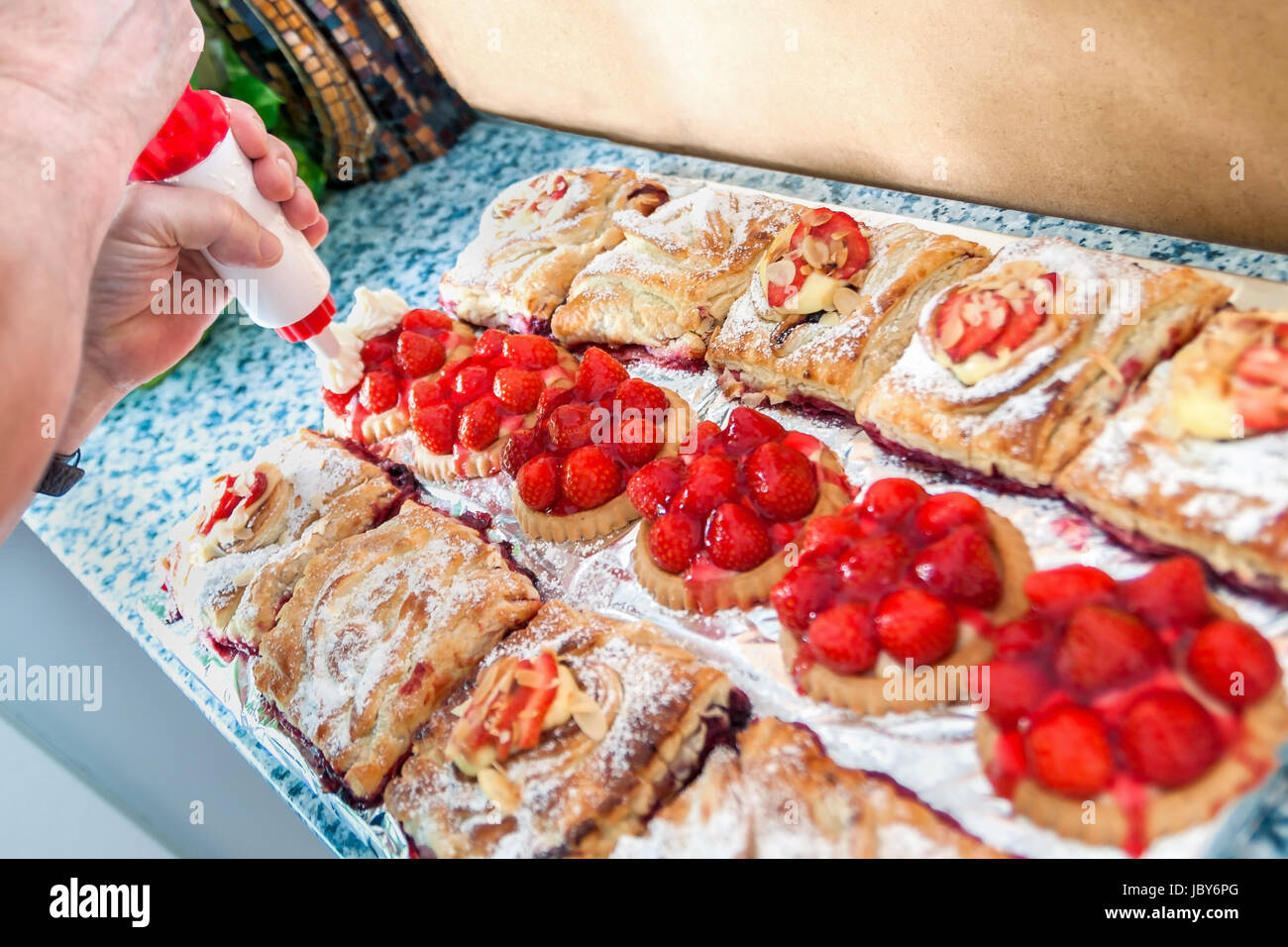 Sahne garnieren hi-res stock photography and images - Alamy
