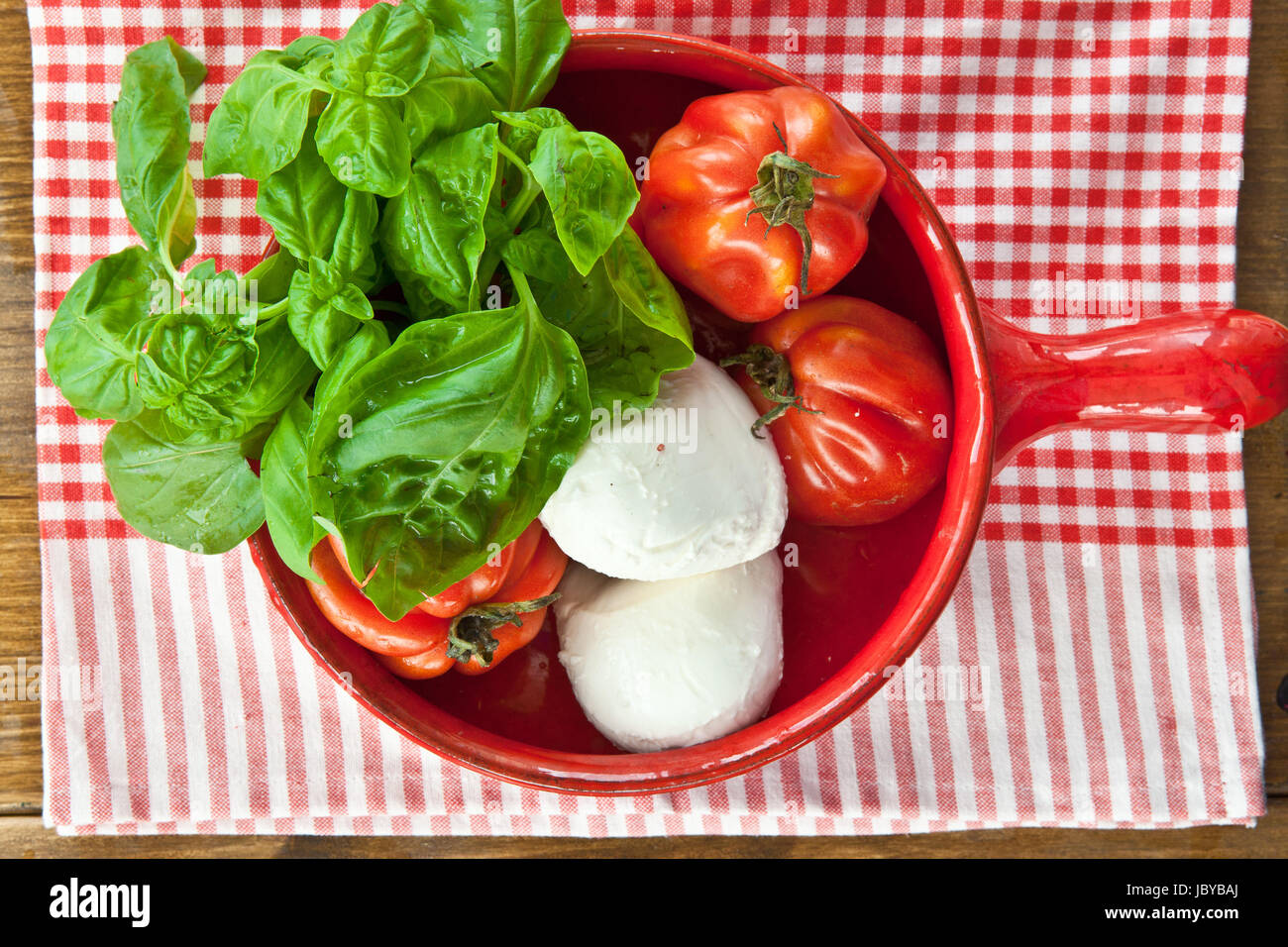 Tomaten und mozzarella caprese vorspeise hi-res stock photography and ...