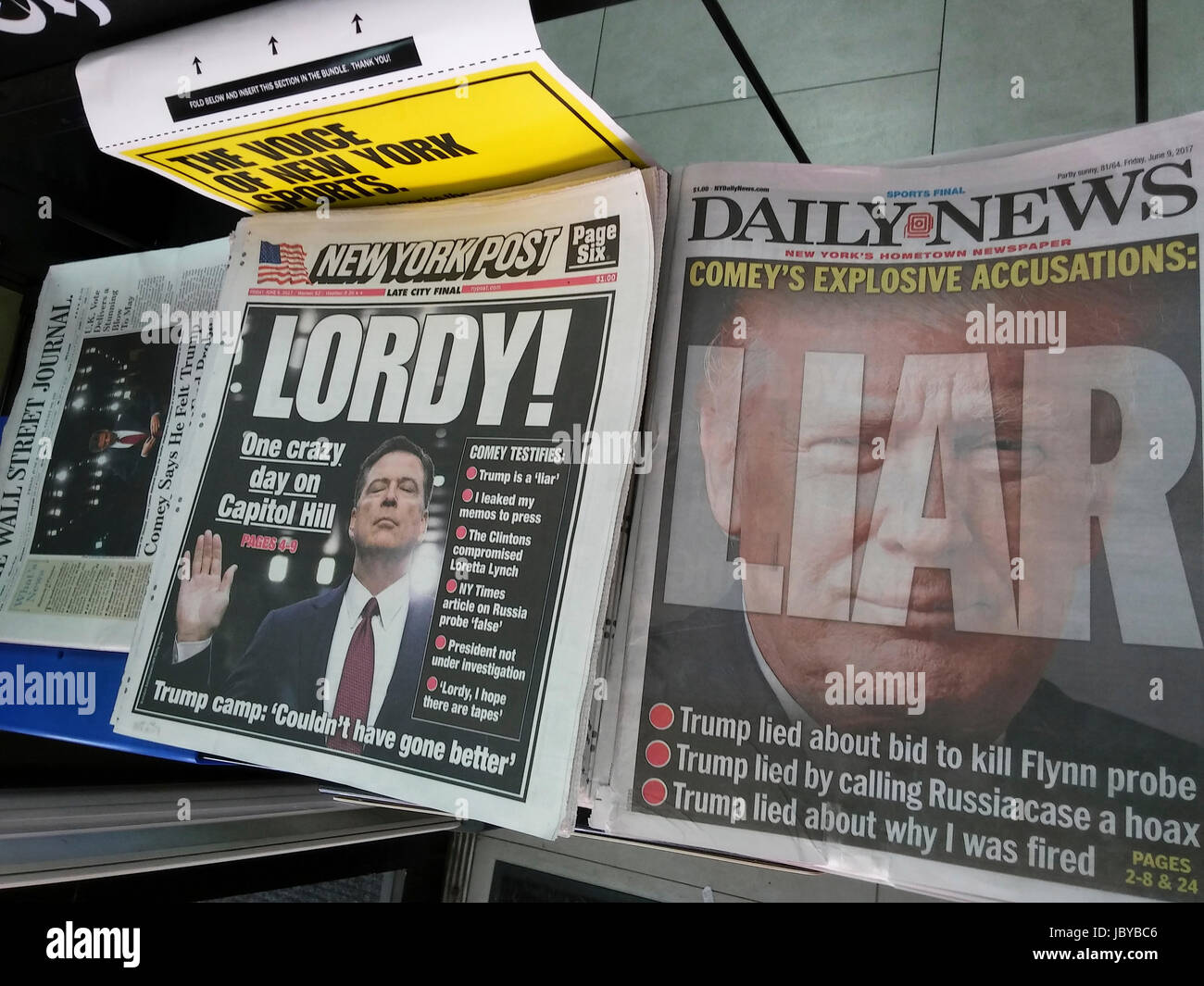 Headlines of New York newspapers on Friday, June 9, 2017 report previous day's testimony before the Senate Intelligence Committee of former FBI Director James Comey. (© Richard B. Levine) Stock Photo