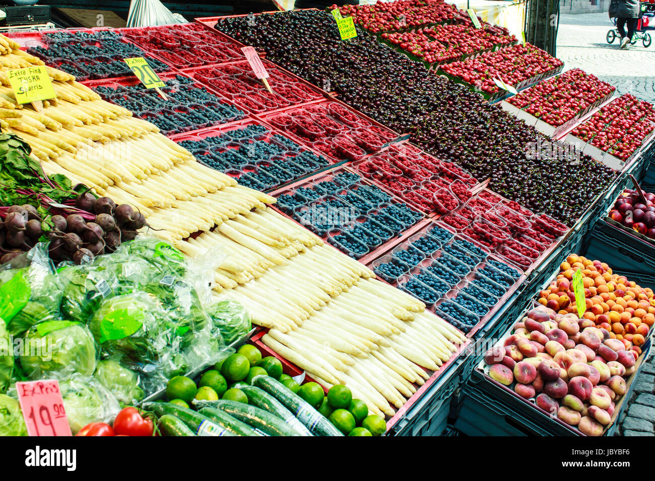 Fruits and vegetables at a farmers market Stock Photo - Alamy