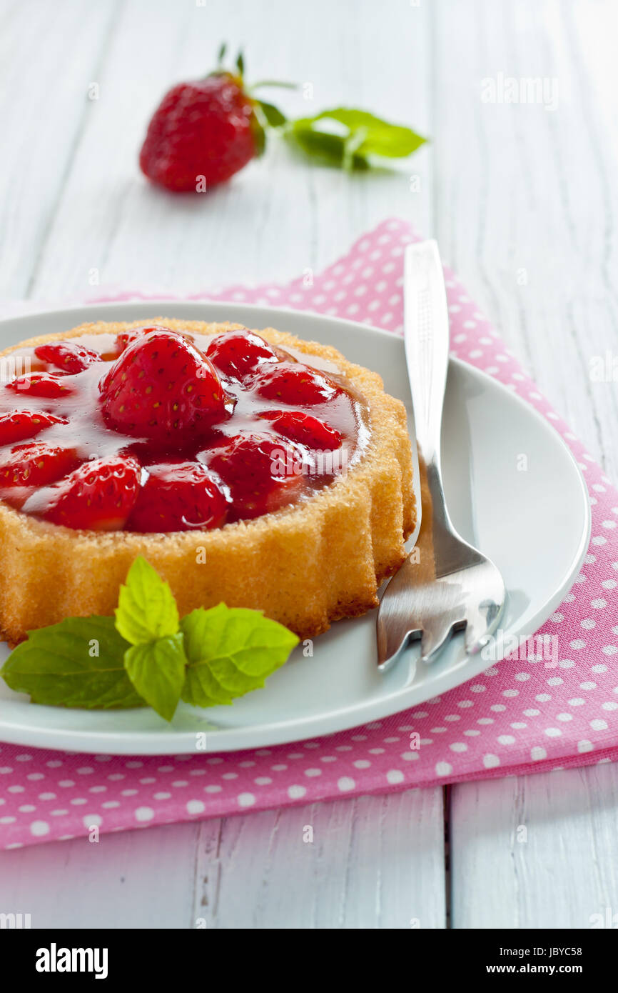 Erdbeertörtchen auf einem Teller Stock Photo