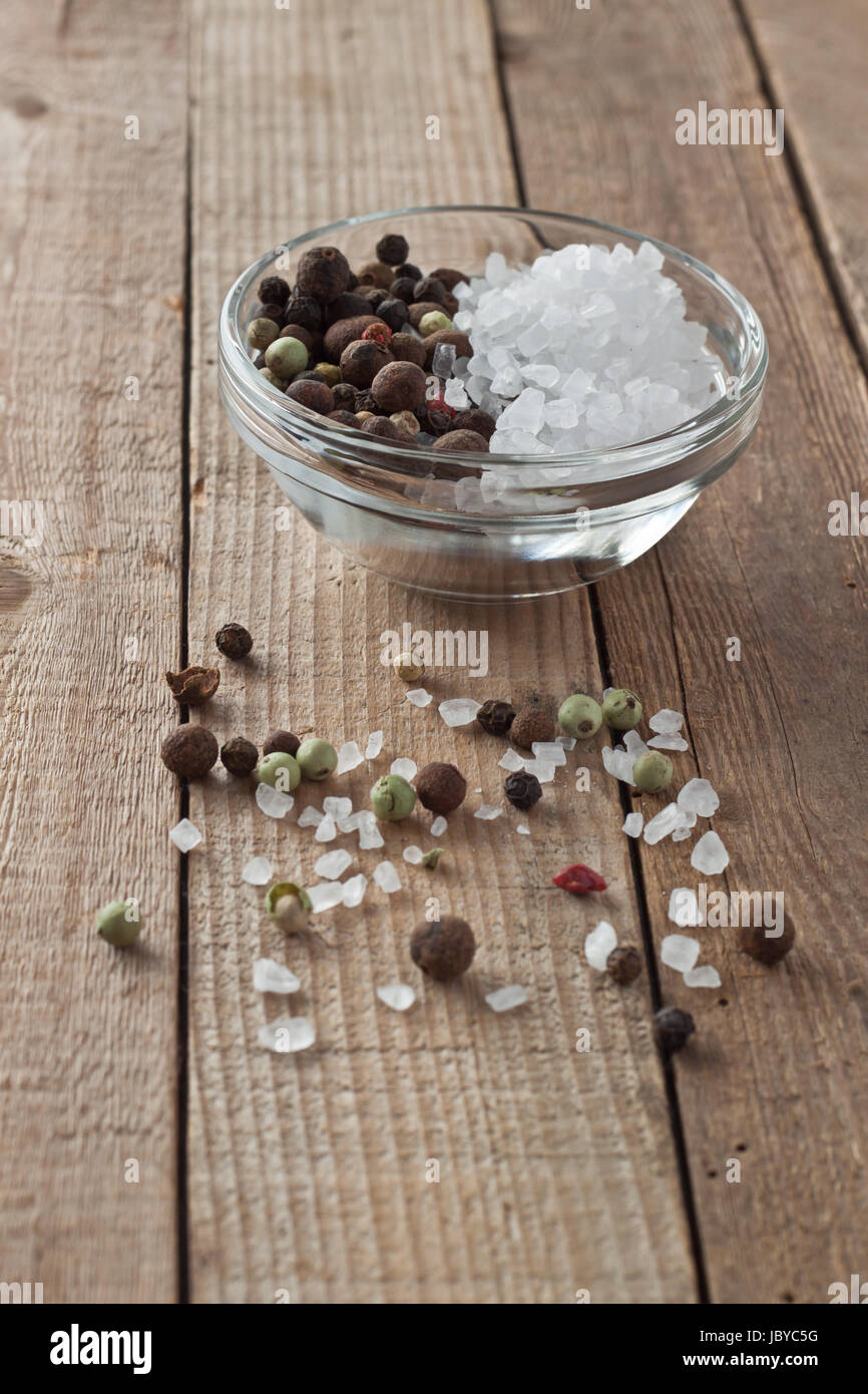 Schale mit Meersalz und Pfefferkörnern Stock Photo - Alamy