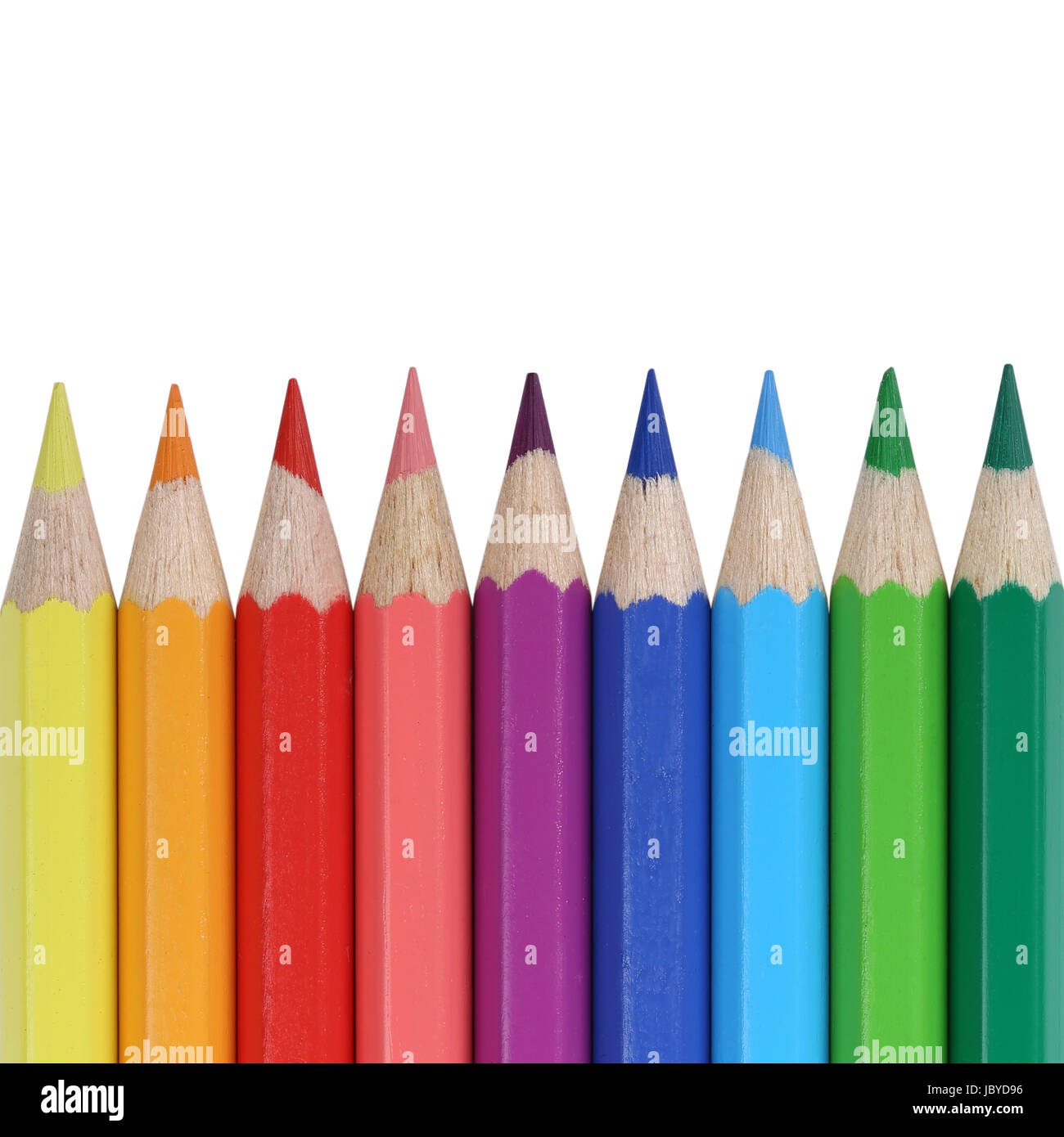 Buntstifte für die Schule in einer Reihe mit Textfreiraum, isoliert vor einem weissen Hintergrund Stock Photo