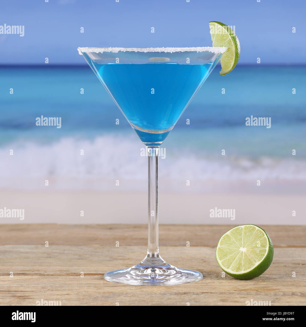 Blue Curacao Cocktail Drink am Strand und Meer Stock Photo - Alamy