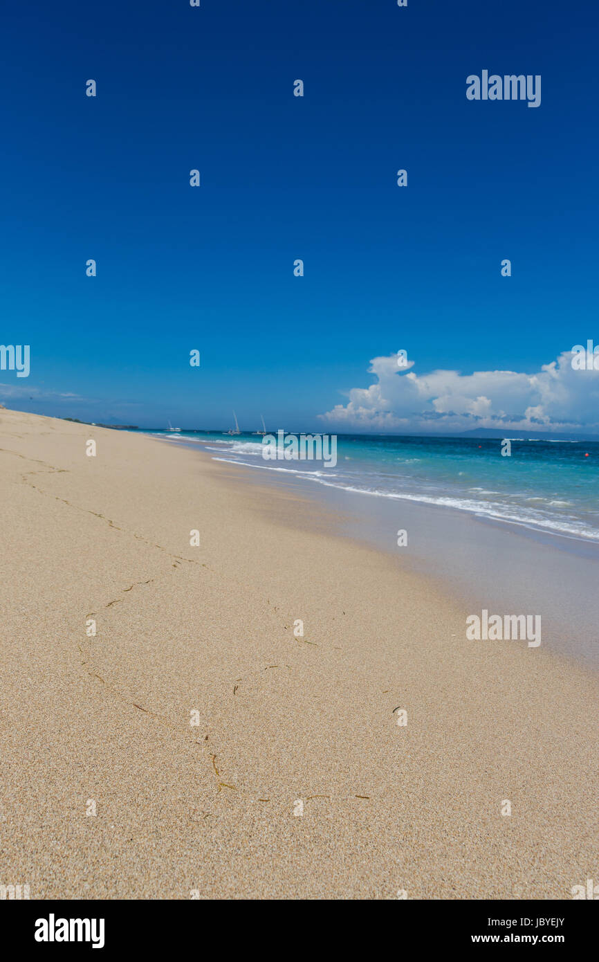 Schöner einsamer Sandstrand in der Karibik mit weißem Sand und blauem