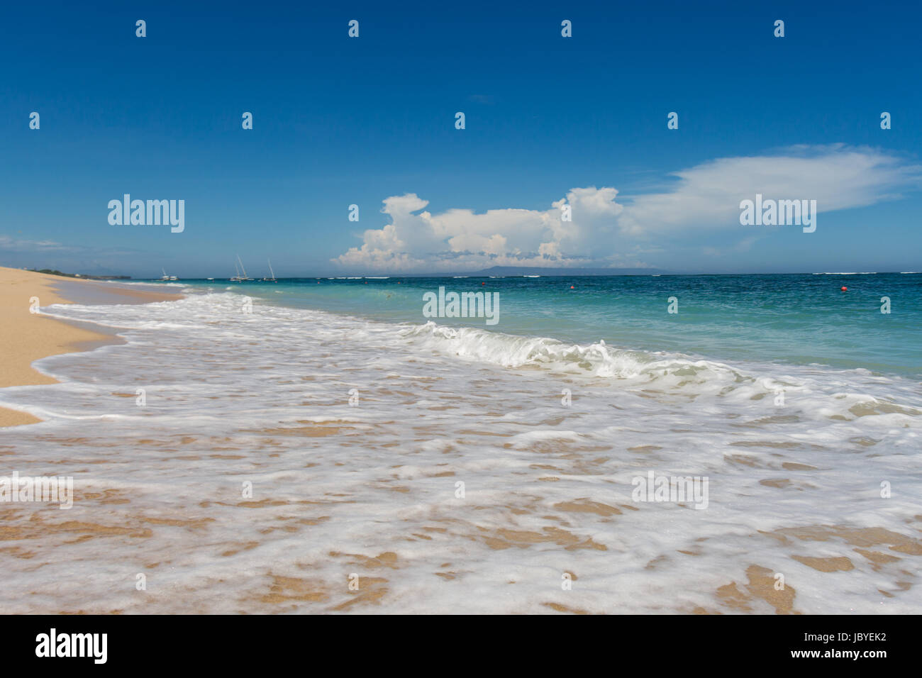 Schöner einsamer Sandstrand in der Karibik mit weißem Sand und blauem