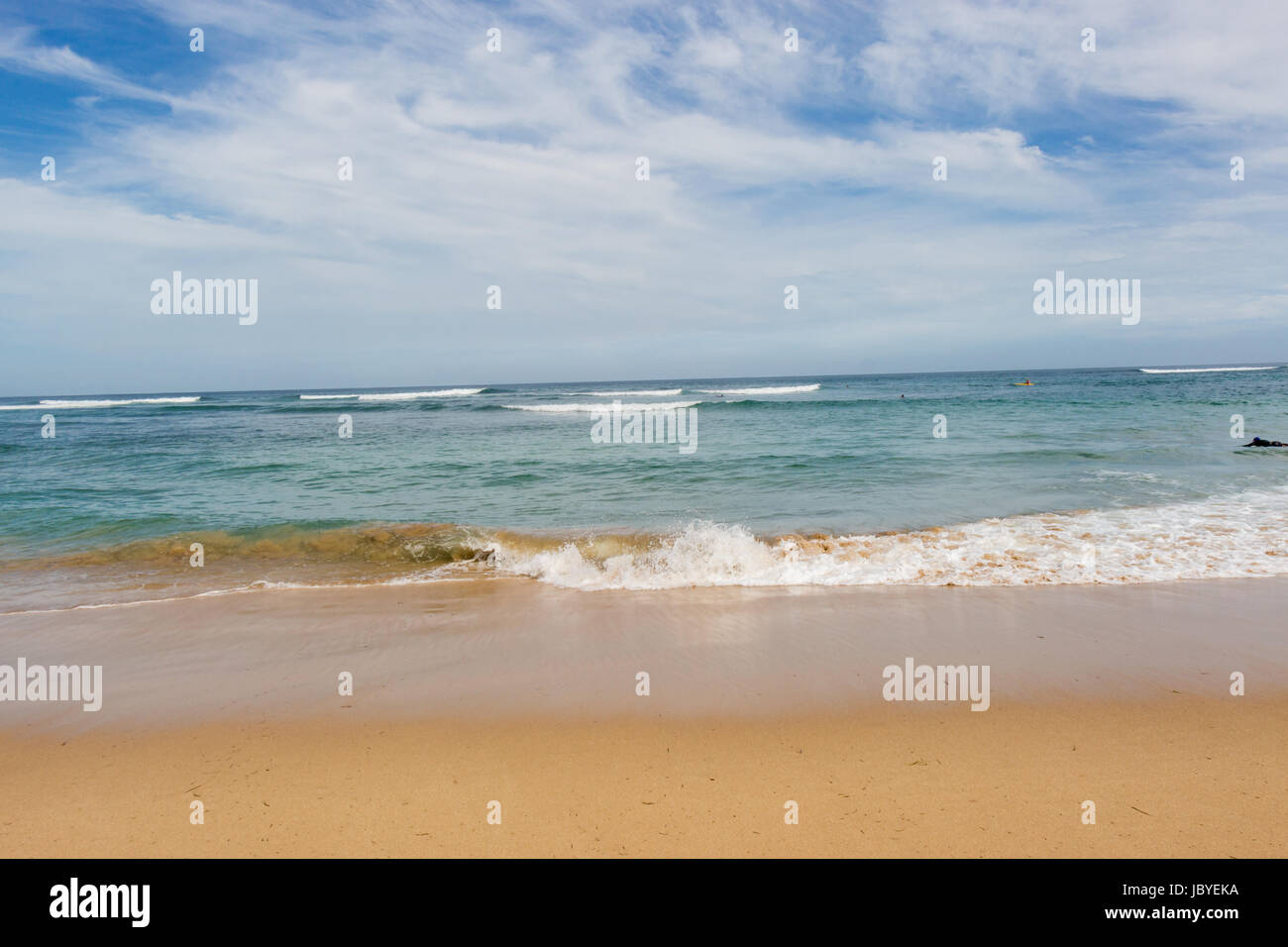 Schöner einsamer Sandstrand in der Karibik mit weißem Sand und blauem