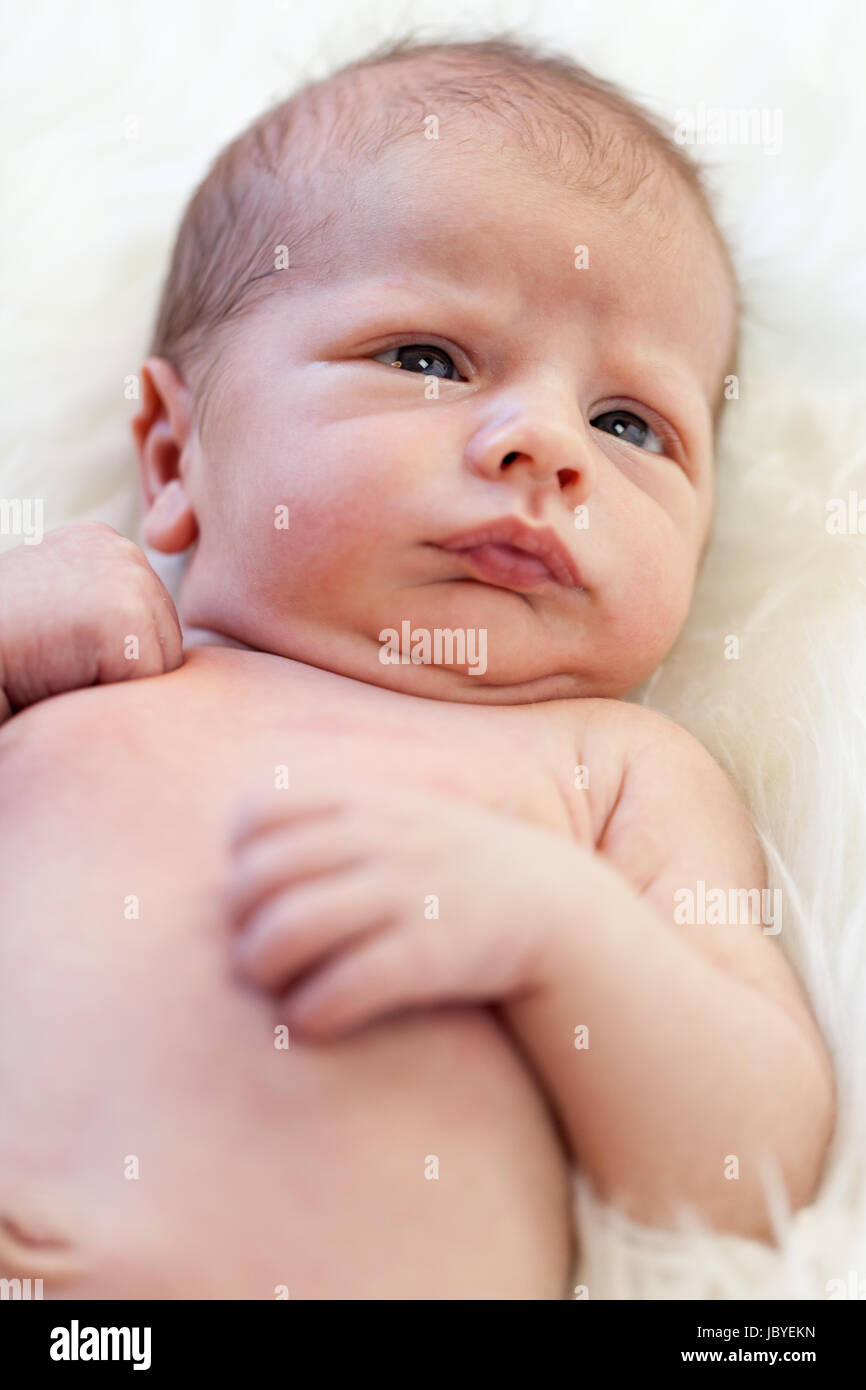 Kleines Baby kleinkind neugeborenes nackt auf einem weißen Fell als Detal  Stock Photo - Alamy