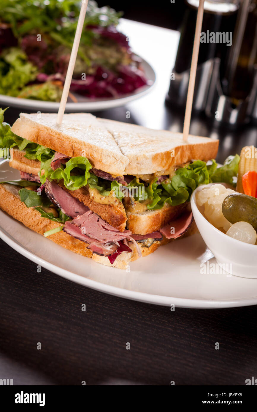 Leckeres sandwich clubsandwich mit bacon schinken käse und ein mit ... Leckeres sandwich clubsandwich mit bacon schinken käse und ein mit ...