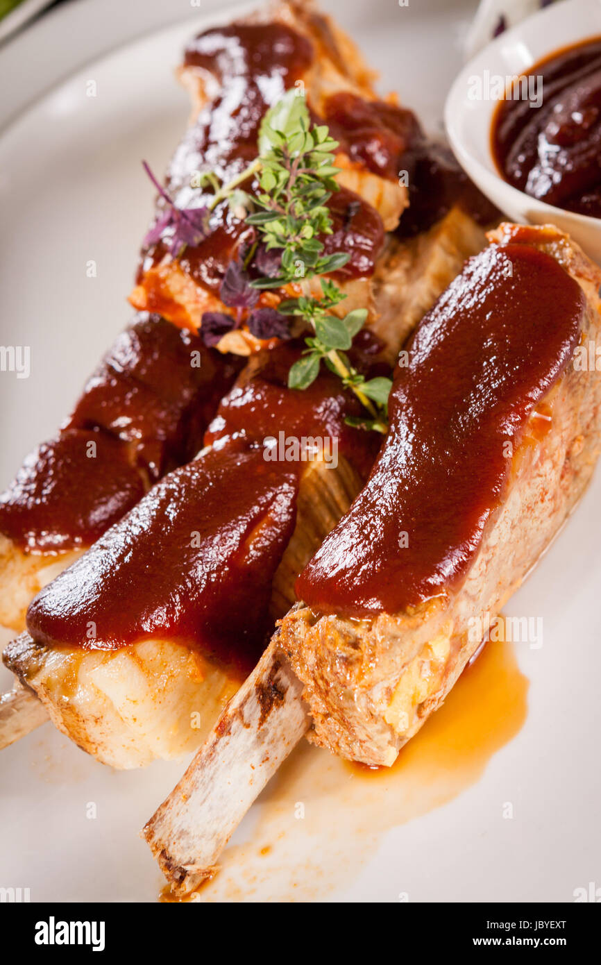 Gegrillte Schweinerippchen Spareribs mit Barbecuesoße marinade und ...