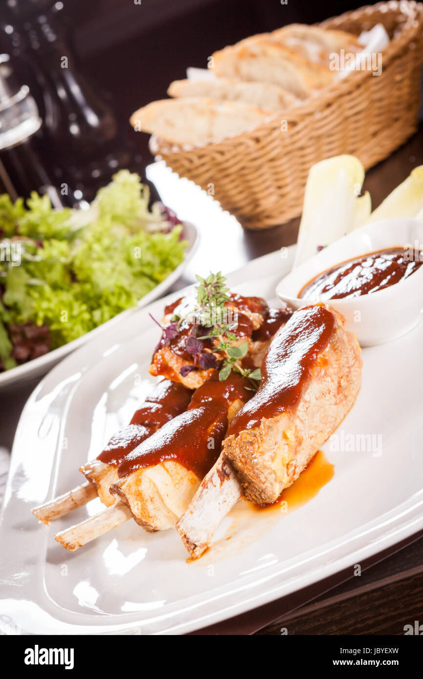Gegrillte Schweinerippchen Spareribs mit Barbecuesoße marinade und ...