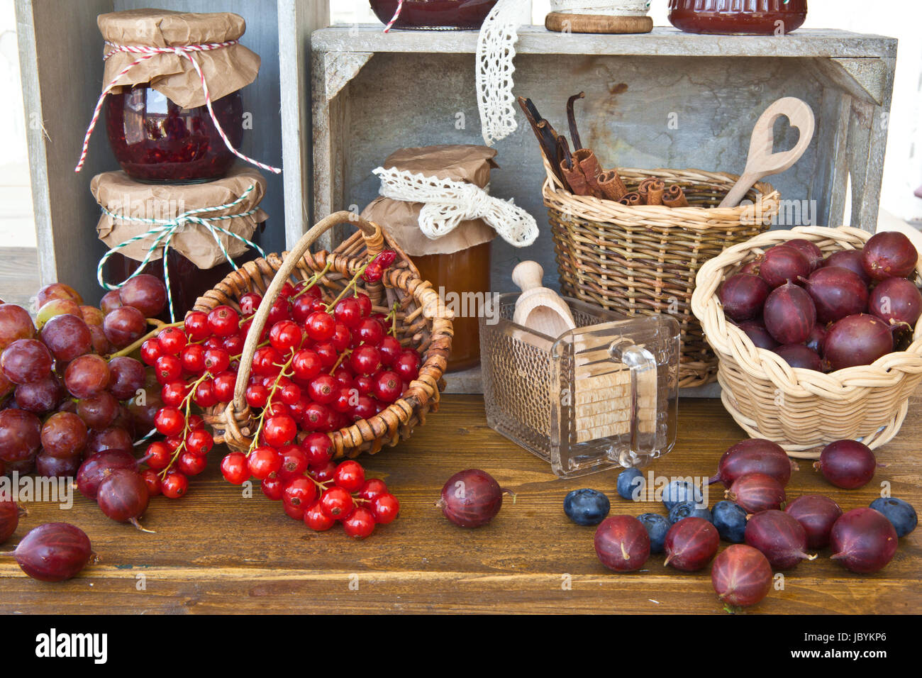 Frisches Obst und Zutaten zum Marmelade einkochen Stock Photo