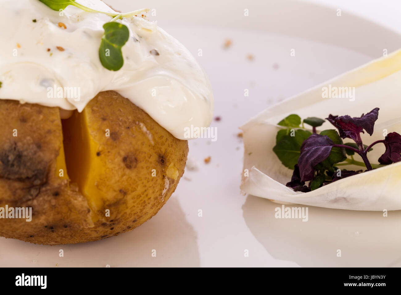 frische folien kartoffel aus dem ofen mit kräuter quark sour cream und ...