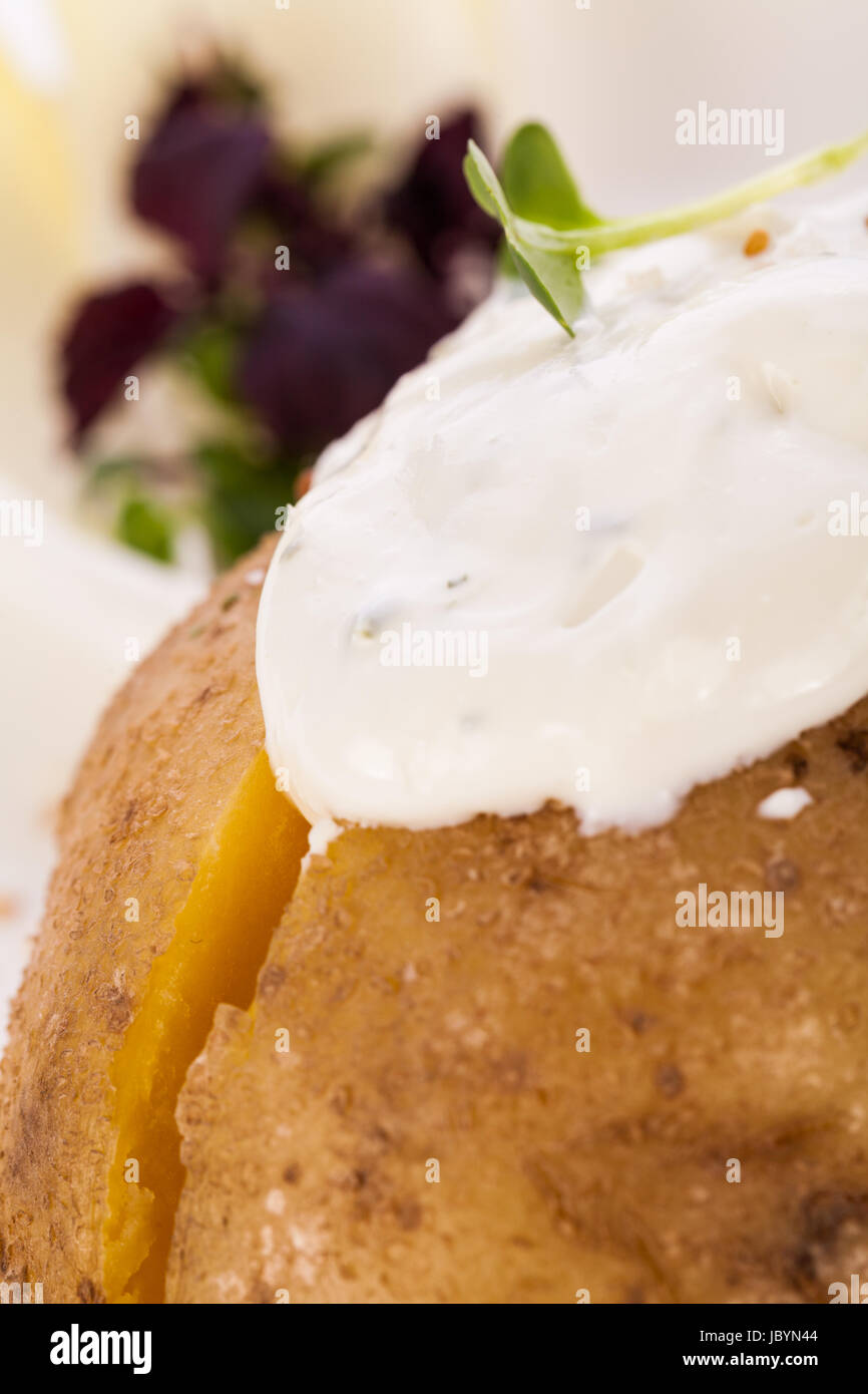 frische folien kartoffel aus dem ofen mit kräuter quark sour cream und ...
