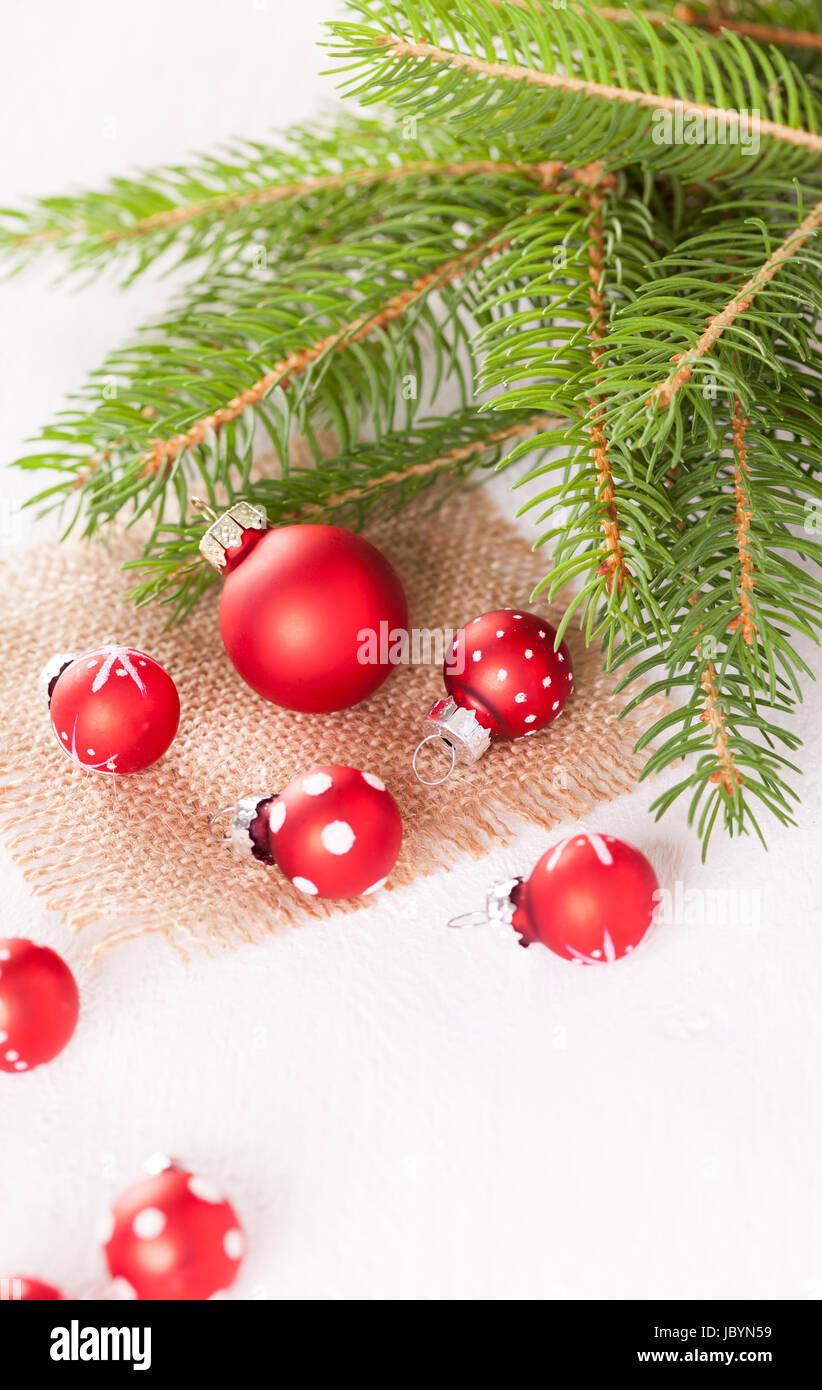 Schöne rote Weihnachtskugeln mit kleinen Weißen Punkten mit grünen