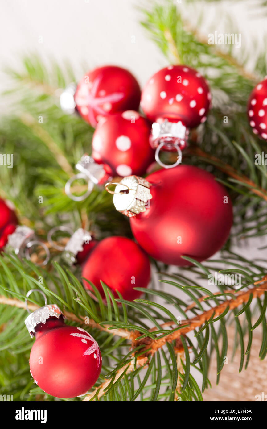 Schöne rote Weihnachtskugeln mit kleinen Weißen Punkten mit grünen