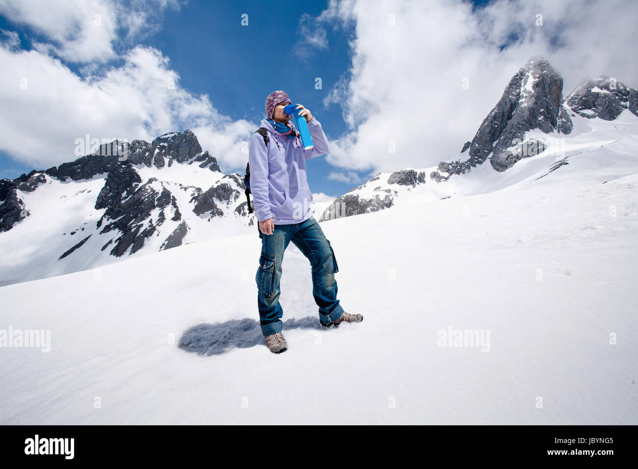 Mountain climbing oxygen tank hires stock photography and images Alamy