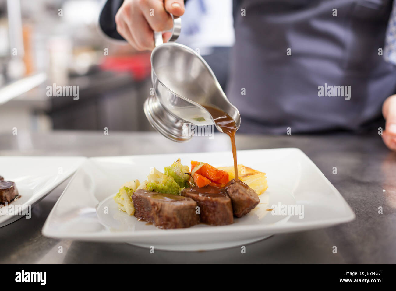 frisches filet mit feiner sauce zubereitet in der restaurant küche gastronomie gourmet essen Stock Photo