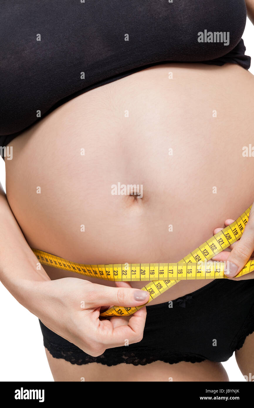Schwangere Frau mit einem Maßband misst ihren Umfang am Bauch isoliert vor  weißem Hintergrund Stock Photo - Alamy