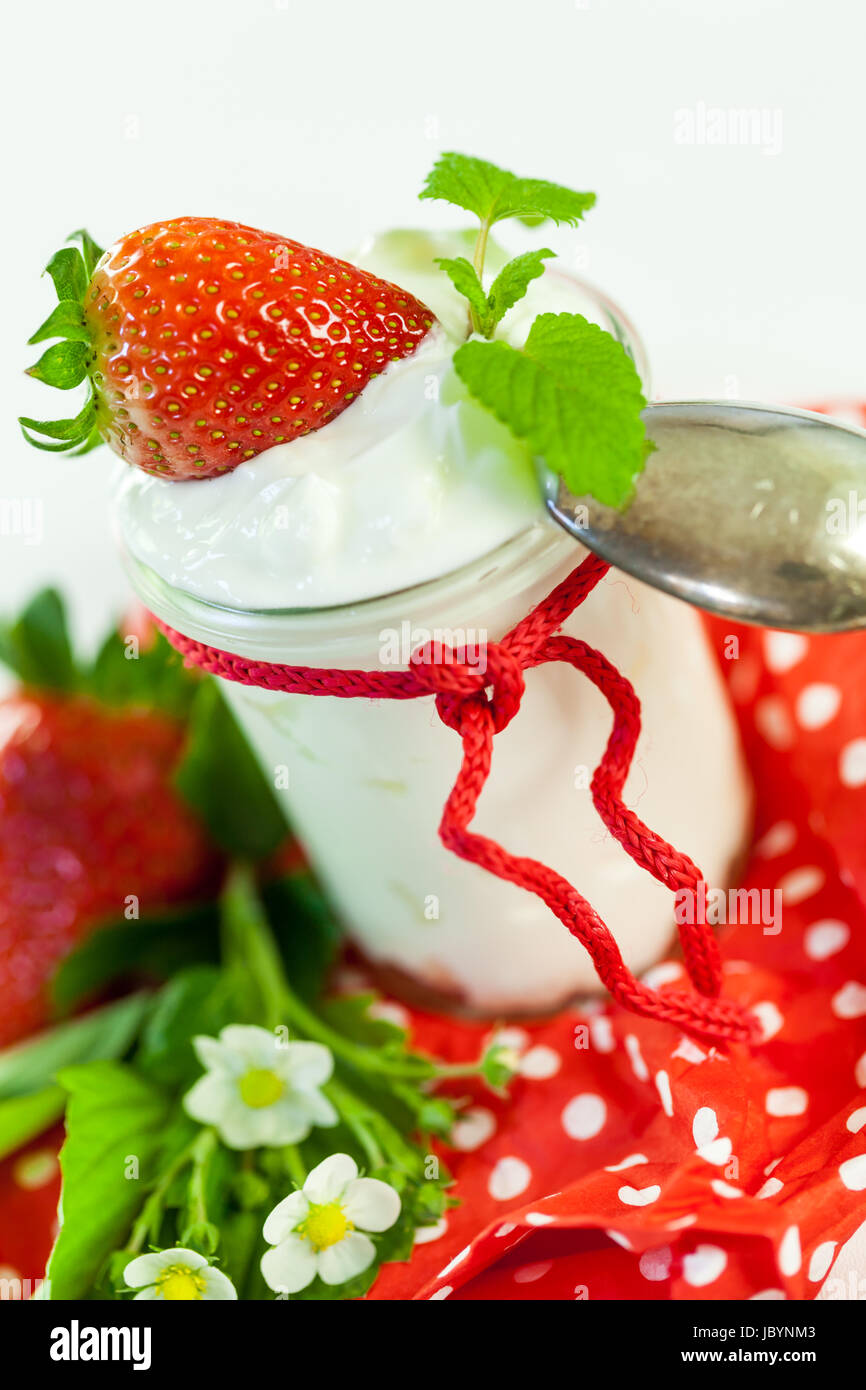 Frischer Joghurt mit Erdbeeren in einem Glas isoliert auf weißem ...
