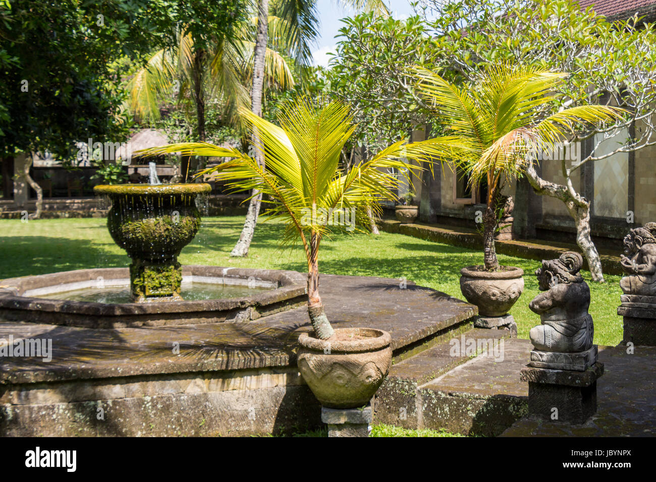 Brunnen in einem künstlich angelegten Garten im Sommer auf Bali Stock Photo