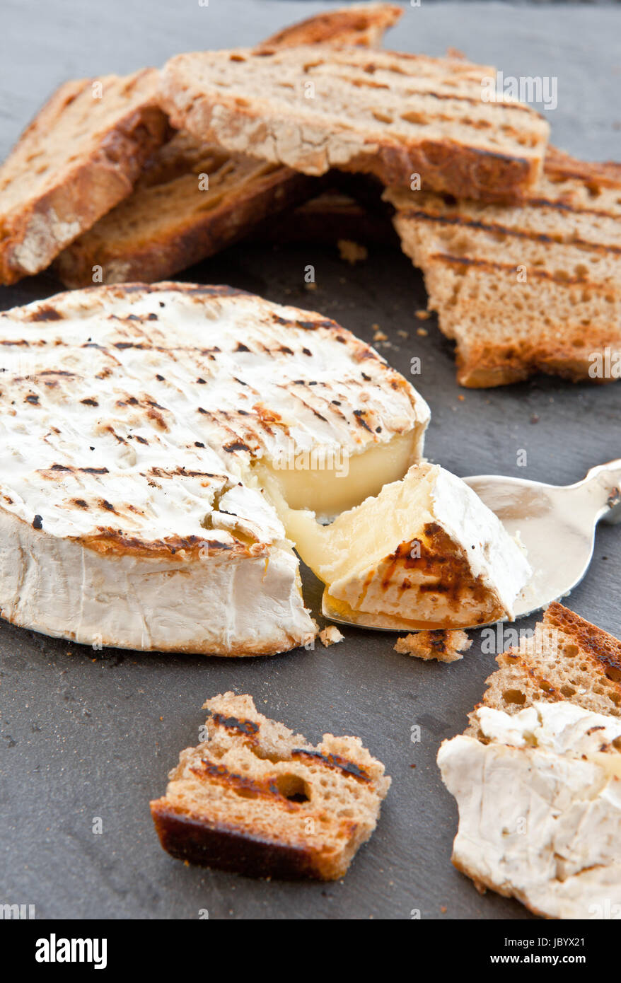 Gegrillter Camembert mit geroestetem Brot Stock Photo - Alamy